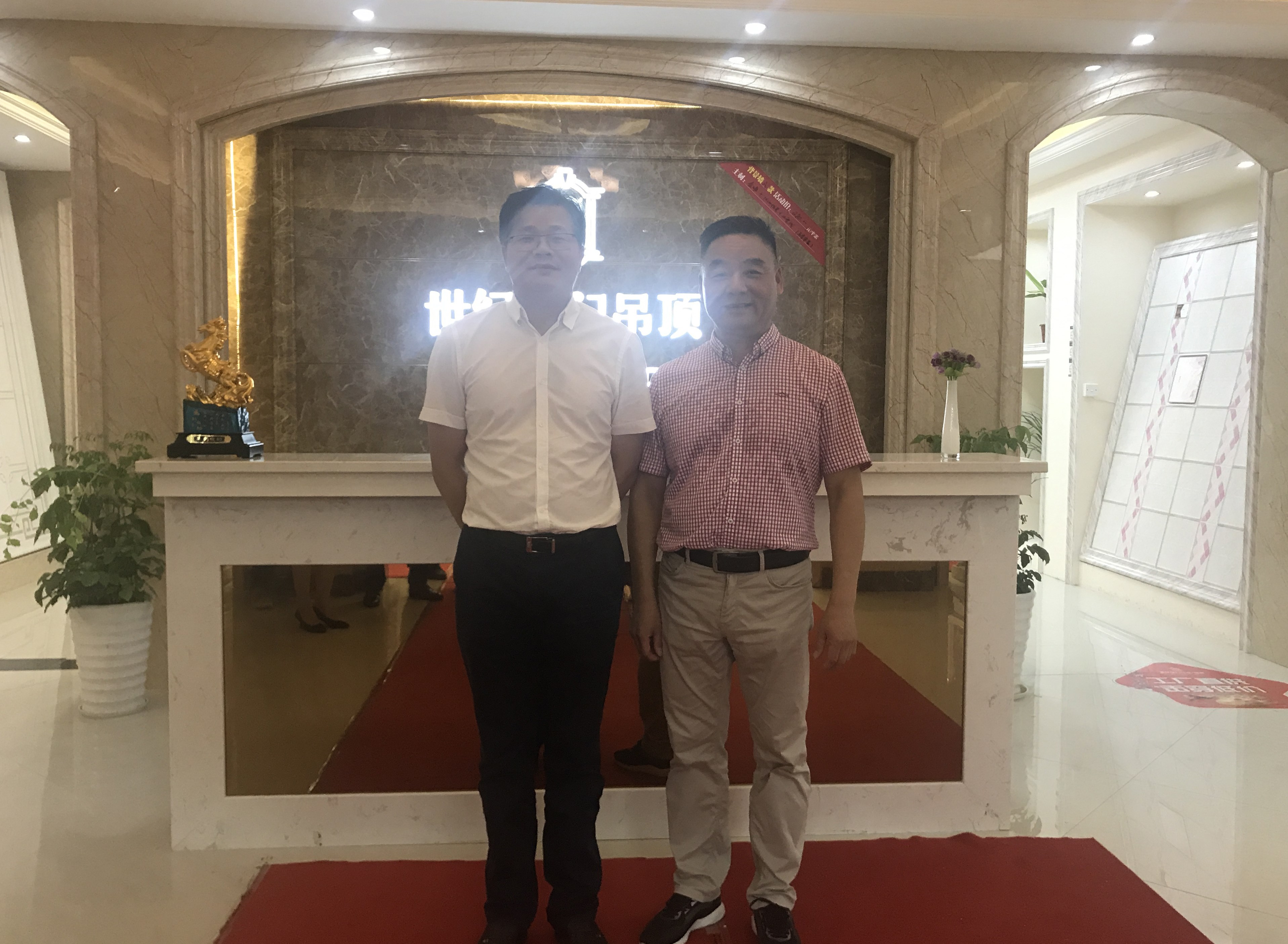 【企業(yè)資訊】海寧市市長(zhǎng)曹國(guó)良蒞臨世紀(jì)豪門指導(dǎo)參觀